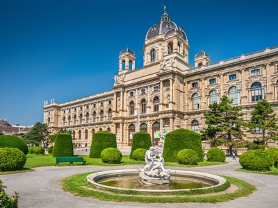 Kunsthistorisches Museum in Wenen met fontein en tuinen, Route Centraal Europa.