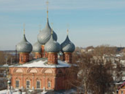 Orthodoxe kerk met uivormige koepels in Rusland, omringd door sneeuw en winterlandschap.