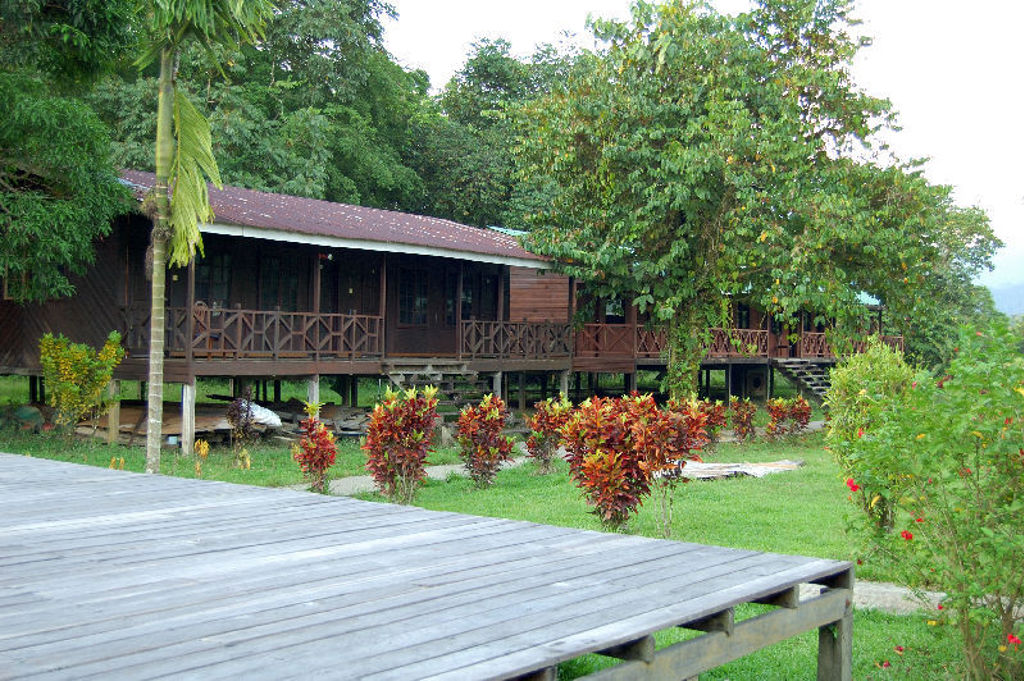 Houten lodge met veranda in het groen van Maleisisch Borneo.