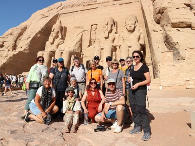 Groepsreis Route Egypte bij de tempels van Abu Simbel, met de kolossale beelden van Ramses II op de achtergrond.