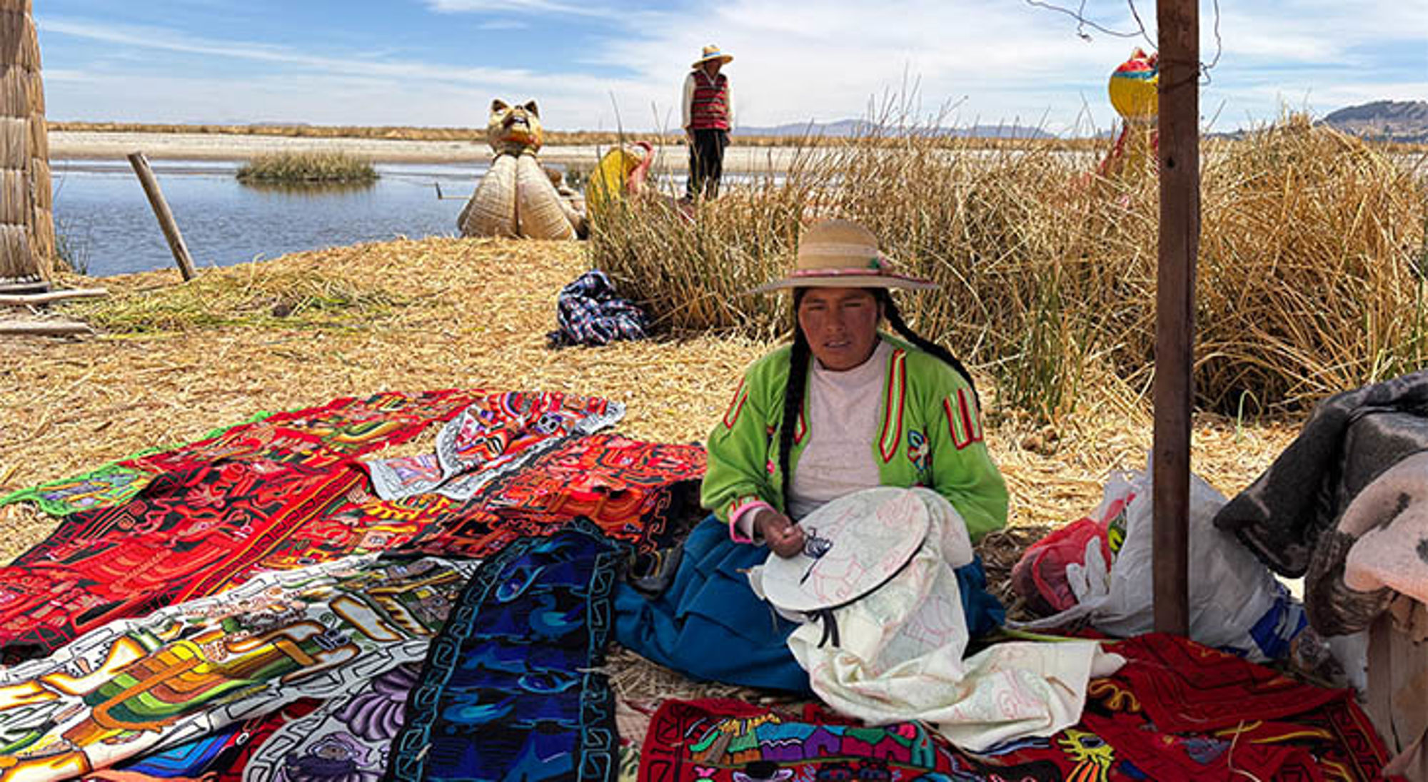 Titicacameer Peru Vrouw borduurt kleurrijke textielkunst op een rieteiland aan het Titicacameer.