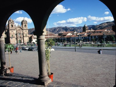 Uitzicht op Plaza de Armas in Cusco met kathedraal en Andesbergen tijdens de route Argentinië, Bolivia en Peru.