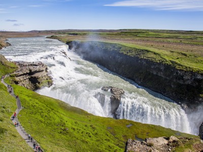 Gullfoss-waterval in IJsland met uitkijkpunten langs de kloof en kolkende rivier.