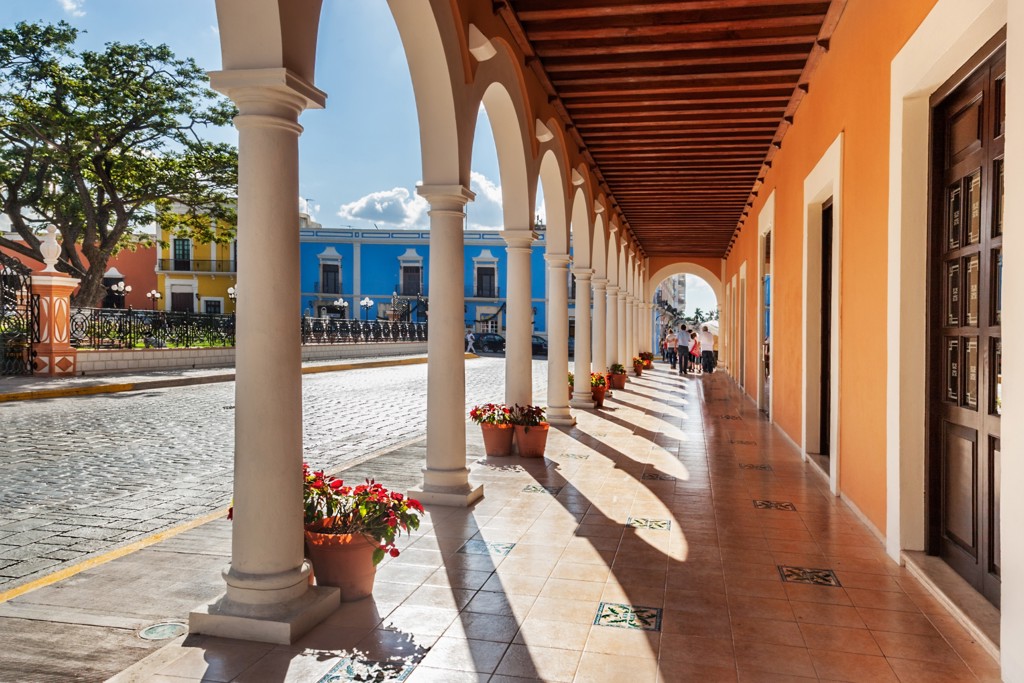 Koloniale arcade met bogen en kleurrijke gebouwen in Mexico, gezien tijdens een 22-35ers groepsrondreis.