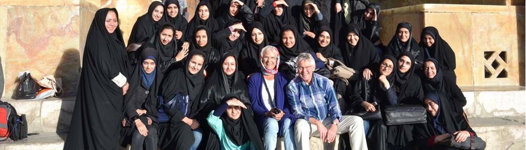 Groepsfoto van reizigers en lokale vrouwen in Iran tijdens een groepsrondreis.