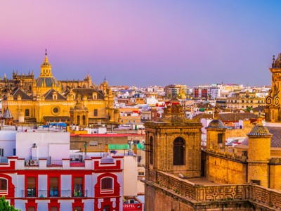 Skyline van Sevilla met de Giralda en de kathedraal bij zonsondergang, Route Andalusië.
