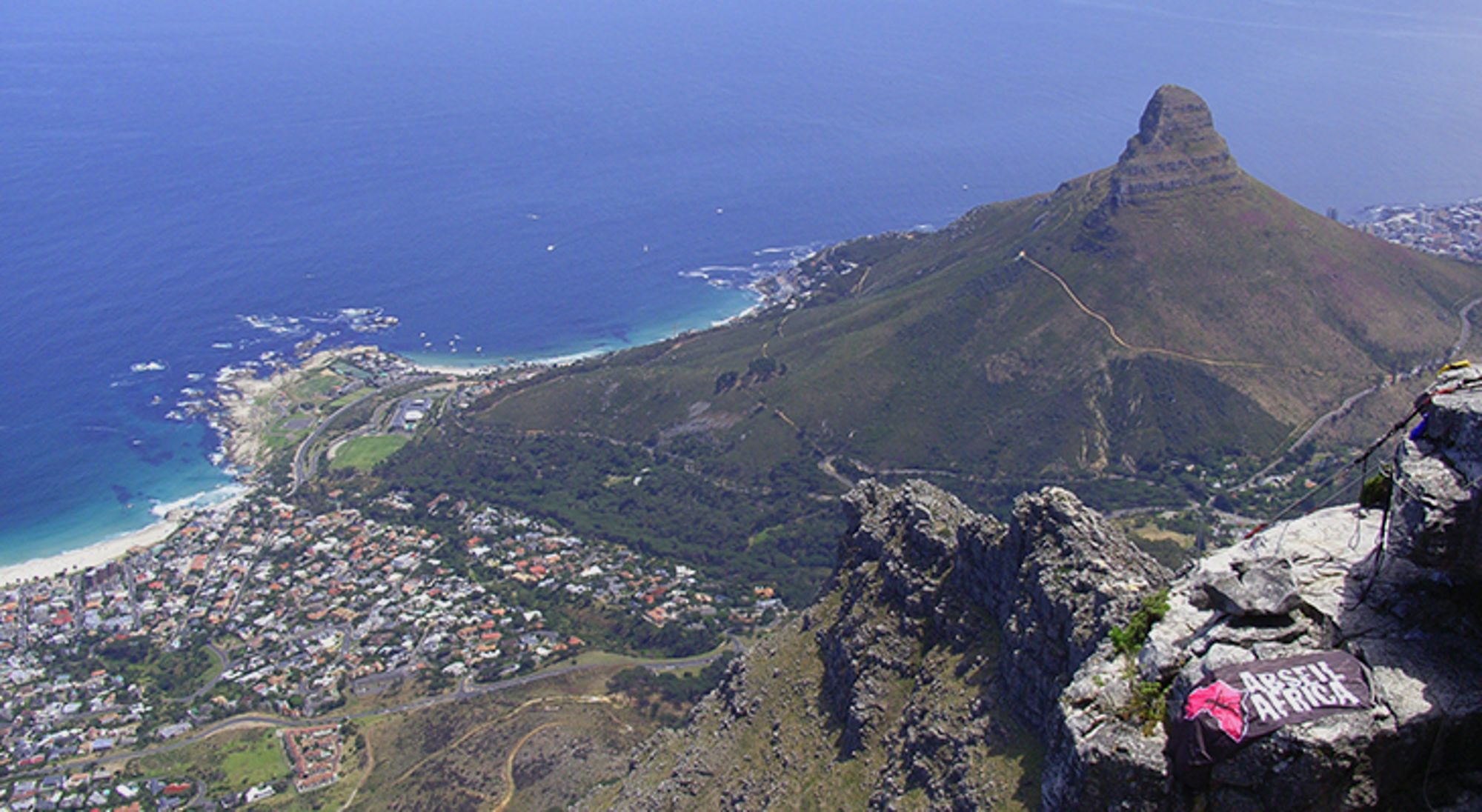 Uitzicht vanaf de Tafelberg op Lion’s Head, Kaapstad en de Atlantische Oceaan.