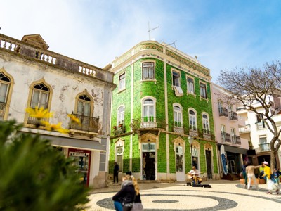 Groen betegeld historisch gebouw aan een plein in Lagos, Portugal.