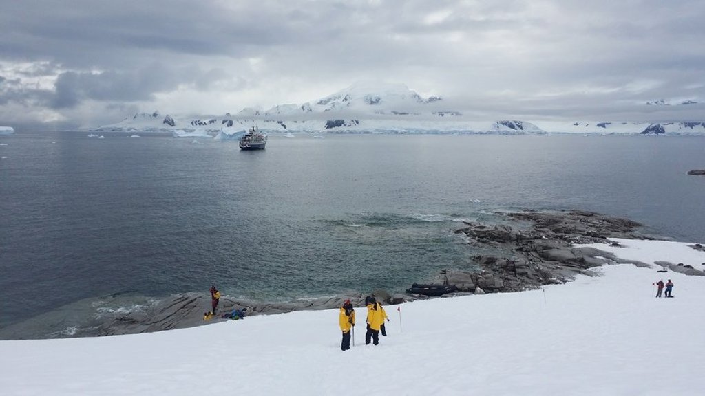Expeditieboot vaart door ijswater richting Antarctica tijdens een groepsrondreis.
