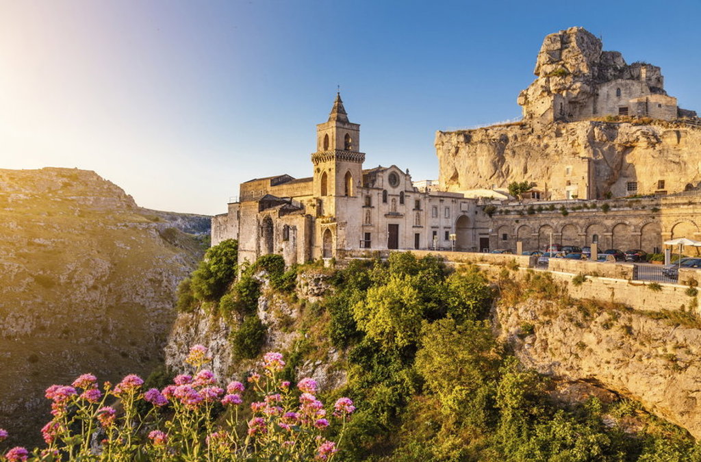 Uitzicht op de kathedraal en rotswoningen van Matera tijdens een wandelvakantie in Italië, Puglia & Matera.
