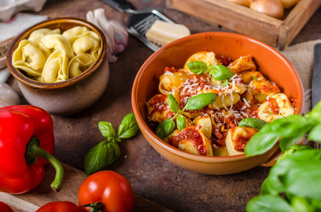 Tortellini met tomatensaus, basilicum en Parmezaan, typisch voor de Amalfikust in Italië.