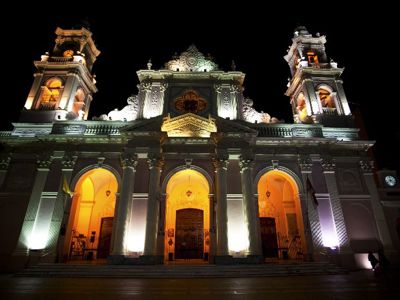 Verlichte kathedraal in Salta bij avond, route Argentinië, Bolivia en Peru (28 dagen).