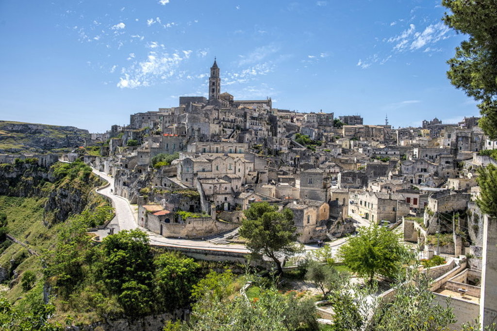 Uitzicht op de oude stad Matera met stenen huizen en kathedraal, tijdens wandelvakantie Italië Puglia & Matera.
