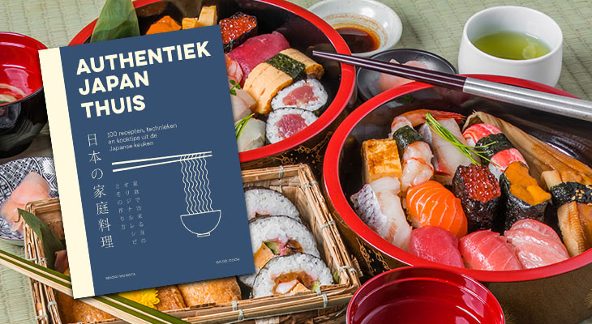 Boek “Authentiek Japan thuis” met sushi en Japanse gerechten op tafel.