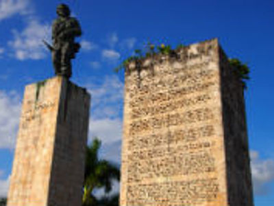 Standbeeld op hoge sokkel bij het Plaza de la Revolución in Havana, Cuba.