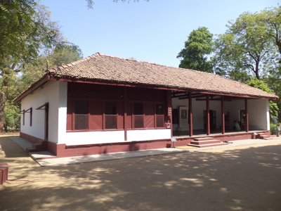 Gandhi’s ashram in Ahmedabad, Gujarat, met wit gebouw en veranda onder een pannendak.