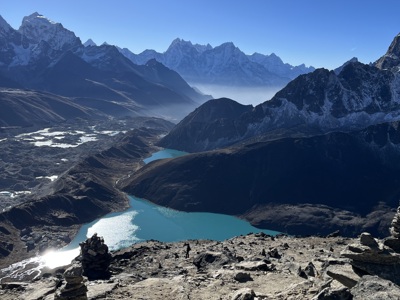 Uitzicht op turquoise Gokyo-meren en besneeuwde Himalaya-toppen tijdens de Route Nepal Everest Base Camp-trek.