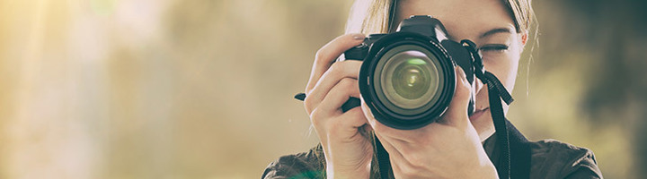 Vrouw maakt een portretfoto met spiegelreflexcamera tijdens het reizen.