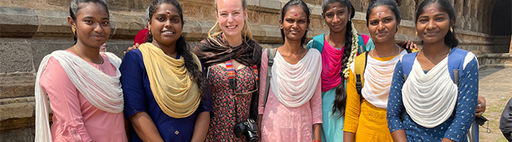 Groep vrouwen poseert bij een tempel in Zuid-India.