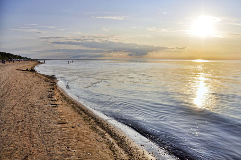 Zonsondergang aan een zandstrand aan de Oostzee tijdens een groepsrondreis door Estland, Letland en Litouwen.