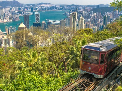 Peak Tram op Victoria Peak met uitzicht over de skyline en Victoria Harbour in Hongkong.