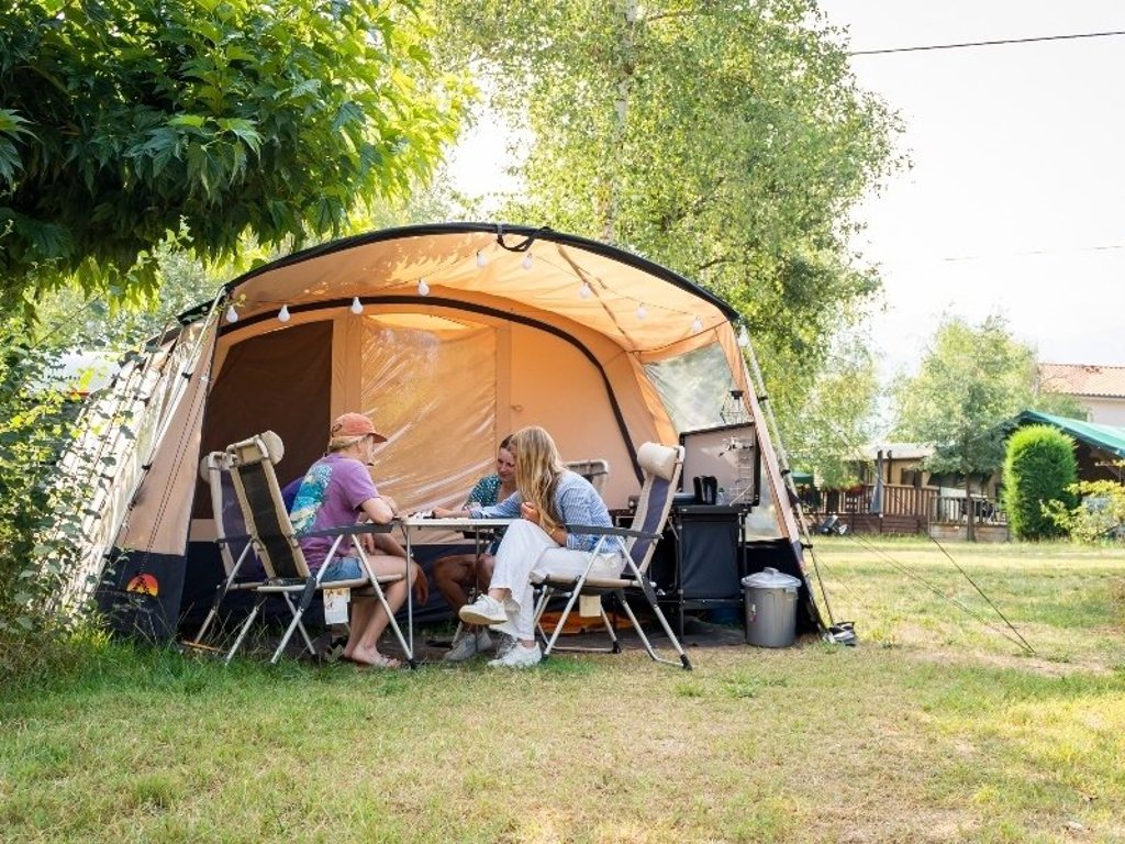 Groene tent op een camping in de Pyreneeën bij de Canigou, Frankrijk.