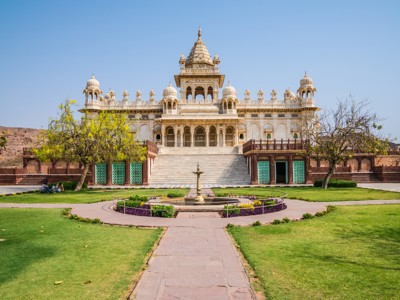 Jaswant Thada in Jodhpur, wit marmeren cenotaaf met trappen en tuin op de route Noord-India en Nepal.