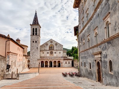 Piazza met de kathedraal en klokkentoren in Spoleto, startpunt van de wandelvakantie in de Centrale Apennijnen.