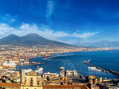 Panorama van Napels met de Vesuvius en de haven aan de Golf van Napels.