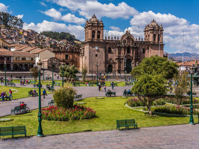 Plaza de Armas in Cusco met de kathedraal en groen stadspark, Peru.