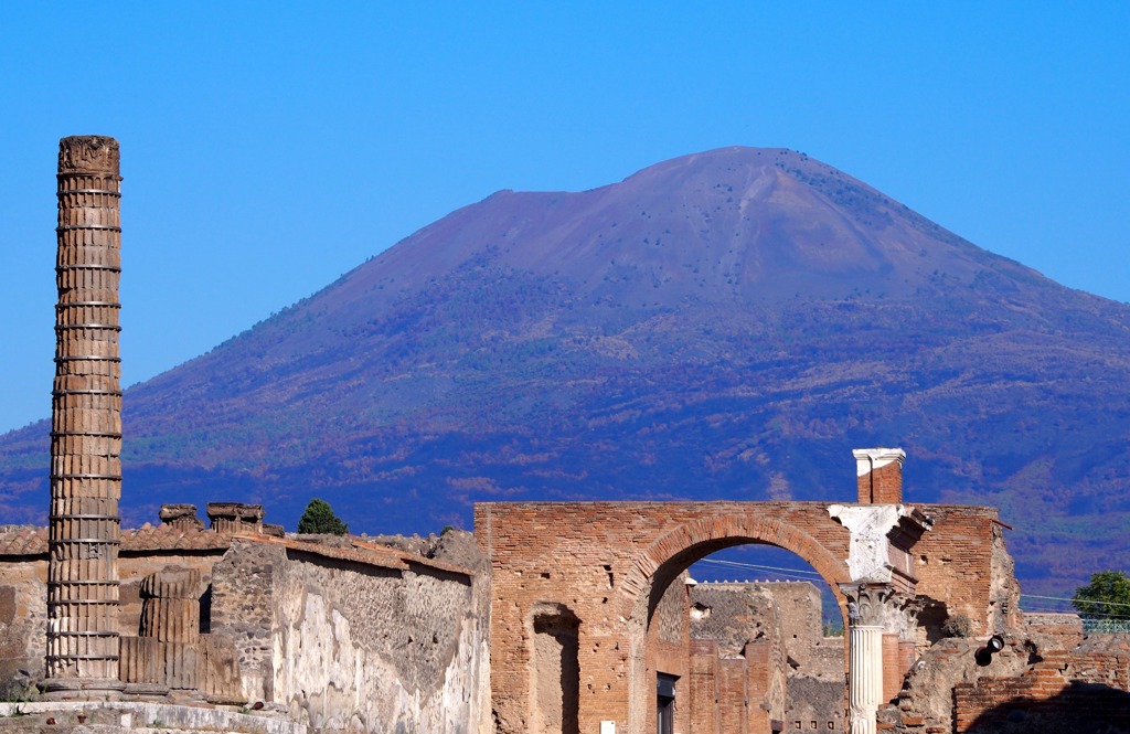 Ruïnes van Pompeï met de Vesuvius op de achtergrond tijdens een rondreis langs de Amalfikust in Italië.