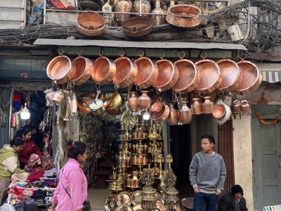 Winkel met koperen pannen en metalen schalen in Kathmandu, langs de Route Nepal Everest Base Camp.