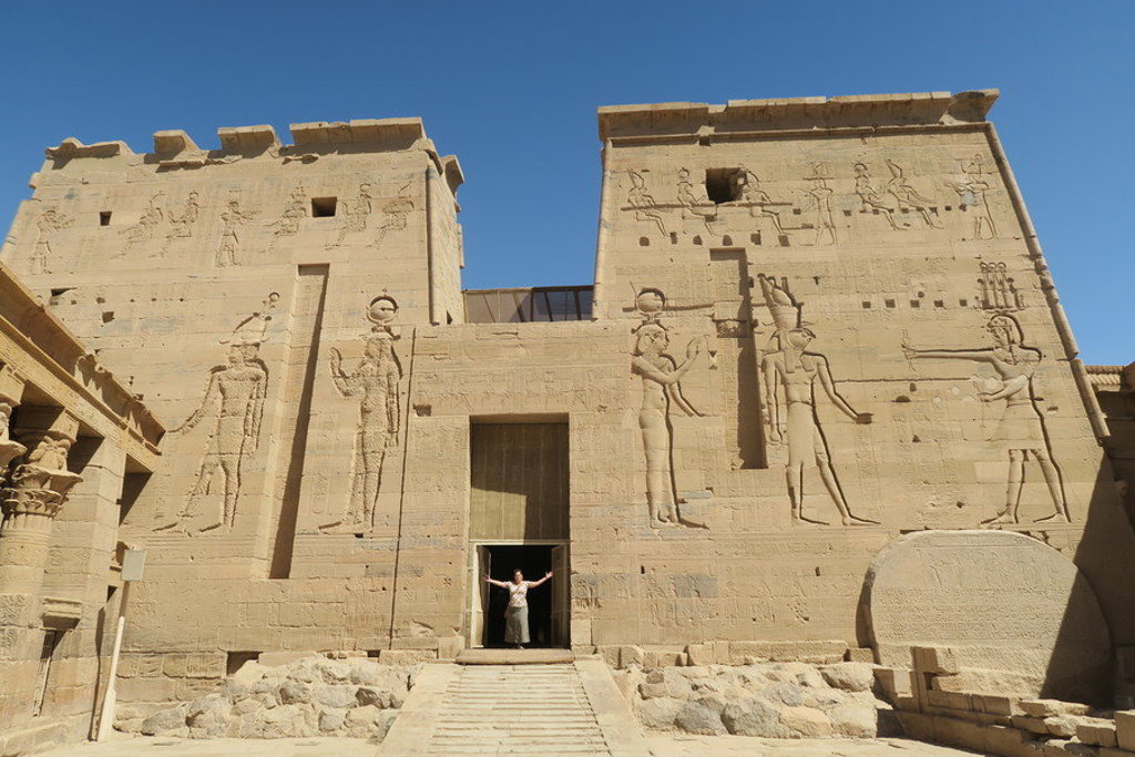 Tempel van Edfu met reliëfs van Egyptische goden, tijdens groepsrondreis Egypte.