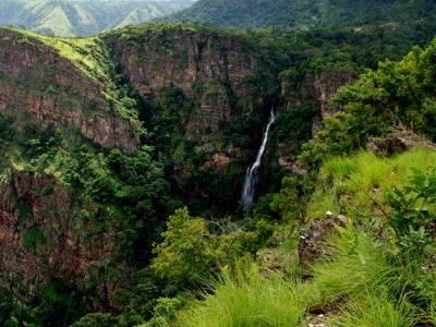 Waterval in een groene kloof met steile rotswanden langs de reisroute Ghana, Togo en Benin.