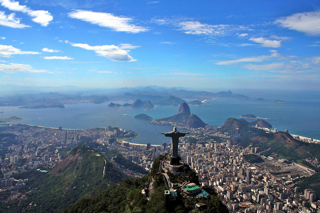Uitzicht vanaf Corcovado met Christus de Verlosser over Rio de Janeiro, Brazilië.