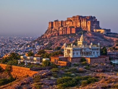 Uitzicht op Mehrangarh Fort en Jaswant Thada in Jodhpur tijdens de Route Noord-India.