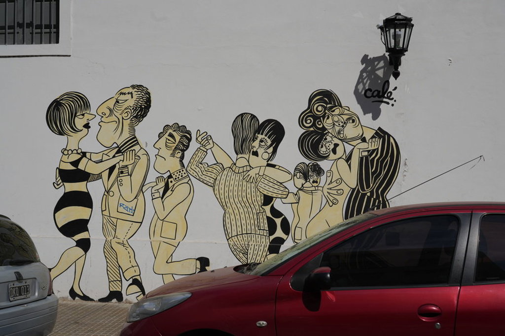 Muurschildering van tango dansende stellen op straat in Argentinië tijdens een groepsrondreis.