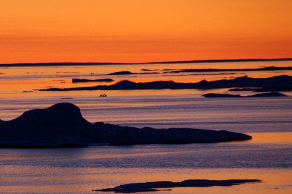 Zonsondergang boven de zee en ijsvelden rond Spitsbergen tijdens cruise met zeilschip Noorderlicht.