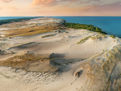 Duinlandschap op de Koerse Schoorwal aan de Baltische Zee, onderdeel van de Route Baltische Staten.