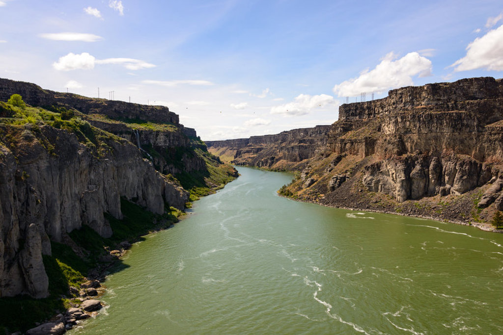 Rivier door diepe canyon met rotswanden in het noordwesten van de Verenigde Staten.