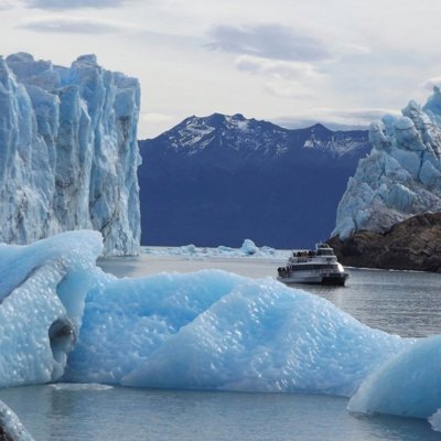 Minitrekking op de Perito Moreno-gletsjer met wandelaars in stijgijzers.