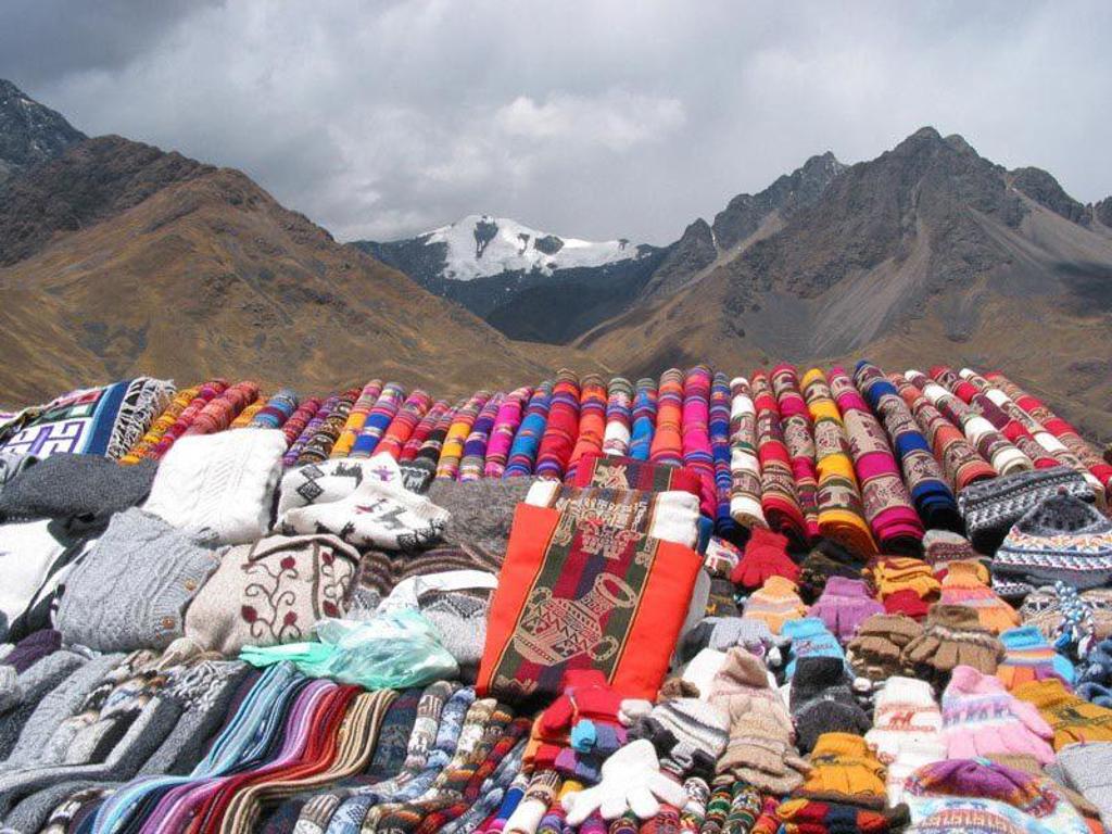 Groepsrondreis Peru voor 22-35 jaar: reiziger met alpaca in de Andes.