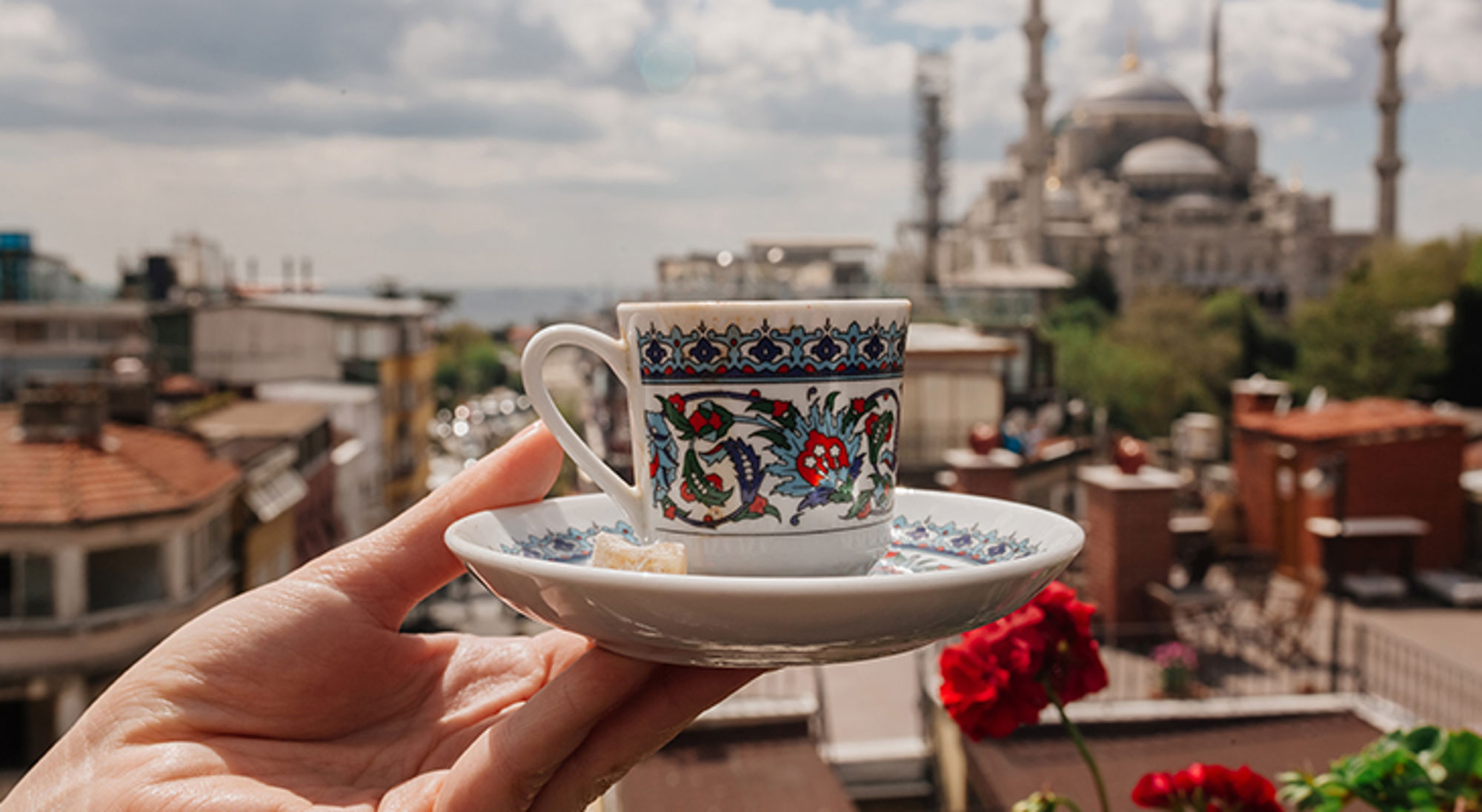 Turkse thee Turkse koffie in een gedecoreerd kopje met uitzicht op de Blauwe Moskee in Istanbul.