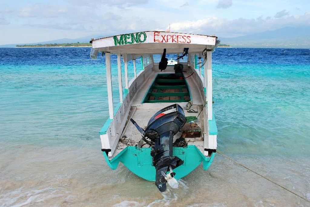 Bootje aan een tropisch strand op de Kleine Sunda-eilanden in Indonesië.