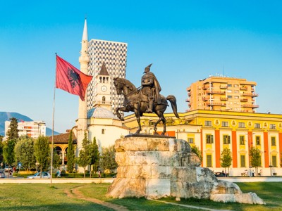 Standbeeld van Skanderbeg met Albanese vlag op het Skanderbegplein in Tirana, Albanië.