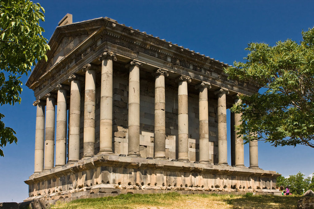 Garni-tempel in Armenië, klassieke zuilentempel onder blauwe lucht tijdens groepsrondreis Armenië en Georgië.