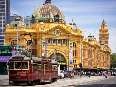 Flinders Street Station in Melbourne met City Circle-tram voor de ingang.