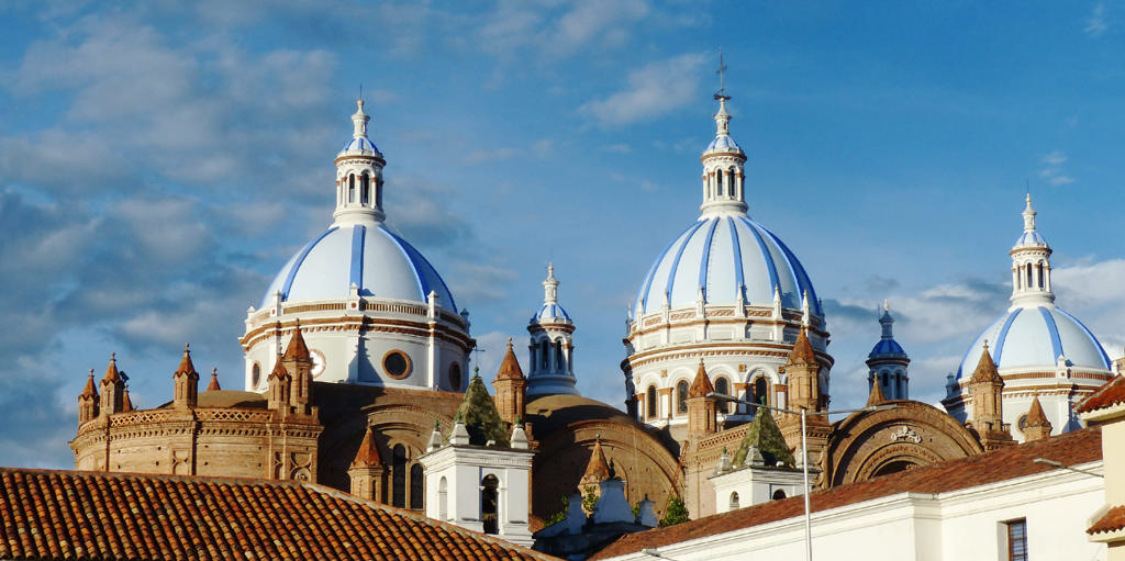 Blauw-witte koepels van de Catedral Nueva in Cuenca, Ecuador, tijdens een familiereis Ecuador.