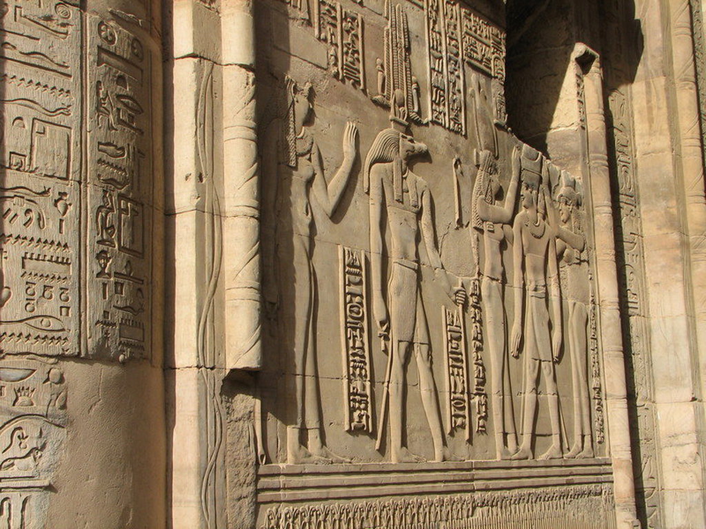 Reliëfs en hiërogliefen op een tempelmuur langs de Nijl in Egypte tijdens een familiereis.