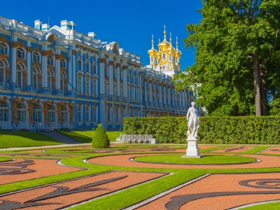 Catharinapaleis in Tsarskoje Selo met gouden koepels en formele tuinen bij Sint-Petersburg.